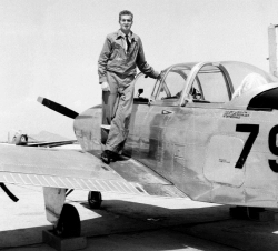 El Príncipe Juan Carlos, alférez alumno de la Academia General del Aire, antes de un vuelo de instrucción